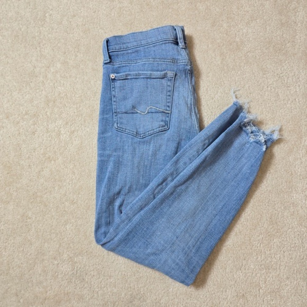 7 For All Mankind Josefina Cropped Size 27 Light Wash Distressed Frayed‎ Hem